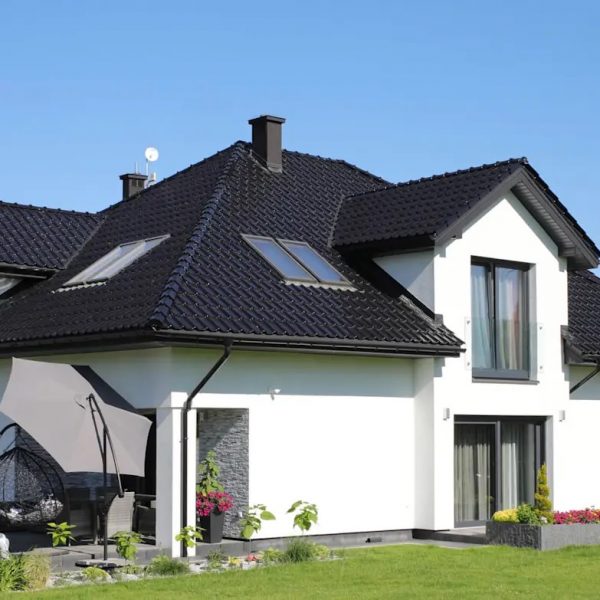 Realizacja dachu pokrytego dachówką ceramiczną Braas Rubin, o klasycznym profilu i eleganckim wykończeniu połaci dachowej