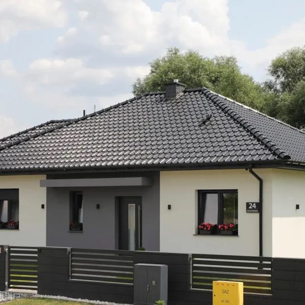 Realizacja dachu pokrytego dachówką ceramiczną Braas Rubin, o klasycznym profilu i eleganckim wykończeniu połaci dachowej