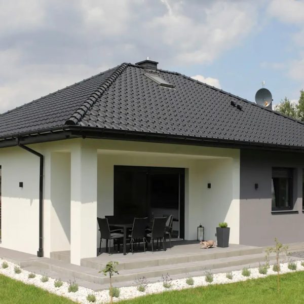 Realizacja dachu pokrytego dachówką ceramiczną Braas Rubin, o klasycznym profilu i eleganckim wykończeniu połaci dachowej