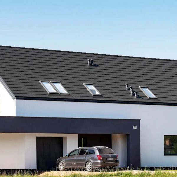 Realizacja dachu z płaskiej dachówki betonowej Braas Teviva, tworzącej elegancką i nowoczesną powierzchnię dachu