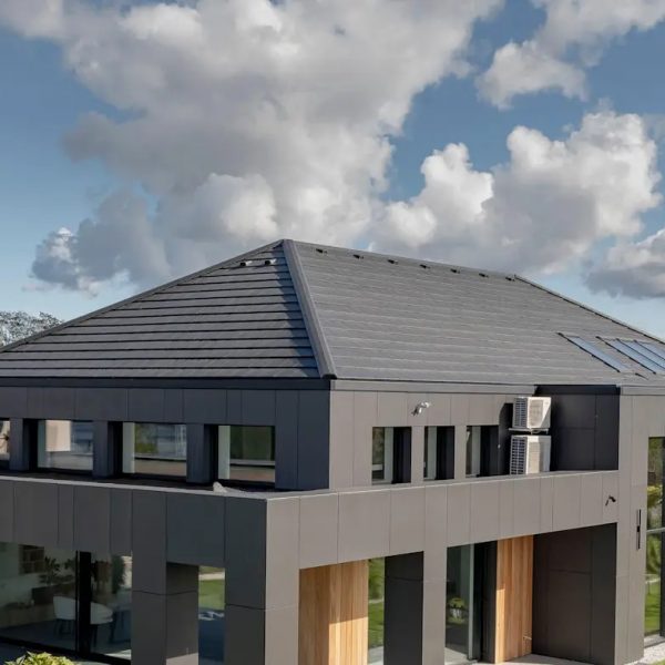 Realizacja dachu z płaskiej dachówki betonowej Braas Teviva, tworzącej elegancką i nowoczesną powierzchnię dachu