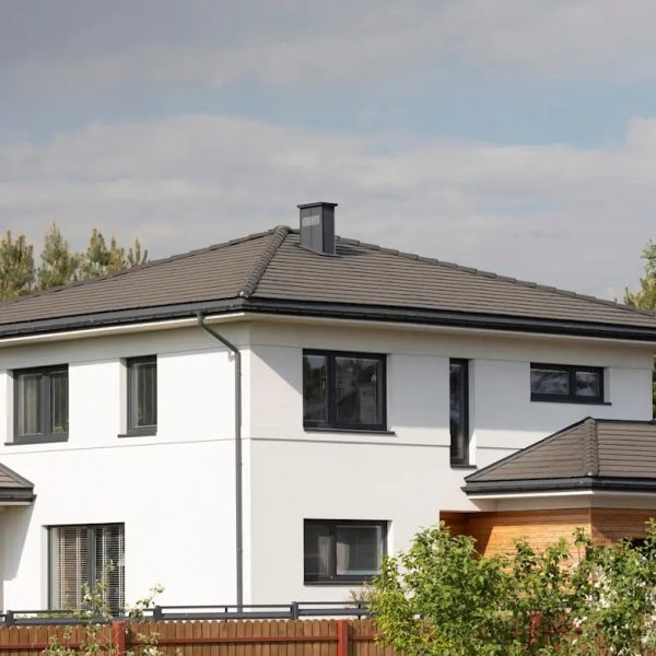 Realizacja dachu z płaskiej dachówki betonowej Braas Teviva, tworzącej elegancką i nowoczesną powierzchnię dachu