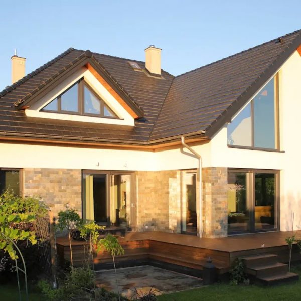 Realizacja dachu z płaskiej dachówki betonowej Braas Teviva, tworzącej elegancką i nowoczesną powierzchnię dachu