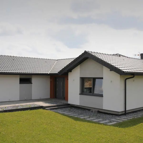 Realizacja dachu z dachówki ceramicznej Braas Topas 13V, nowoczesną i elegancką powierzchnię dachu