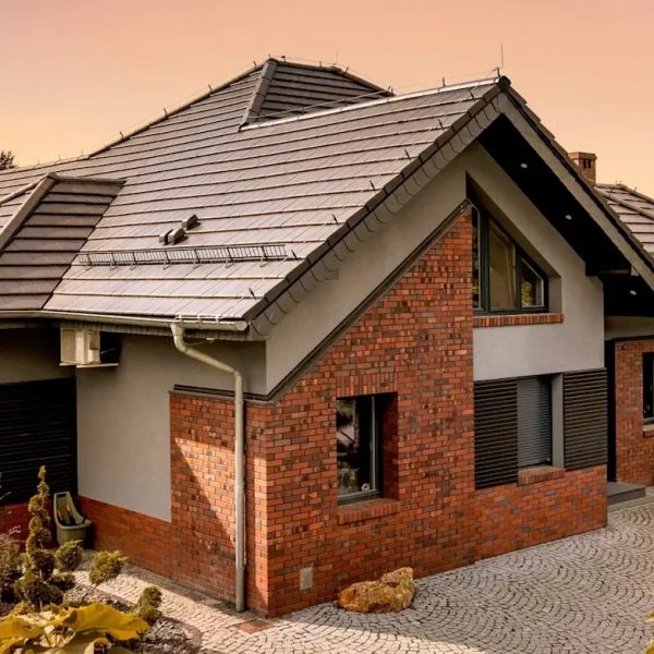 Realizacja dachu z dachówki ceramicznej Braas Turmalin o płaskim profilu, tworzącej nowoczesną i elegancką powierzchnię dachu