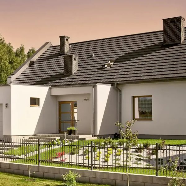 Realizacja dachu z dachówki ceramicznej Braas Turmalin o płaskim profilu, tworzącej nowoczesną i elegancką powierzchnię dachu