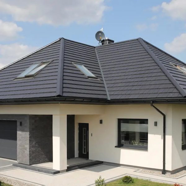 Realizacja dachu z dachówki ceramicznej Braas Turmalin o płaskim profilu, tworzącej nowoczesną i elegancką powierzchnię dachu