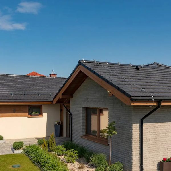 Realizacja dachu z dachówki ceramicznej Braas Turmalin o płaskim profilu, tworzącej nowoczesną i elegancką powierzchnię dachu