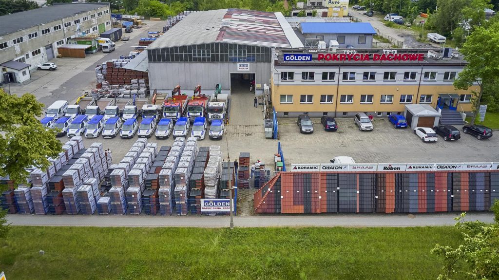 Budynek centrali firmy Golden w Malborku, główna siedziba oferująca sprzedaż pokryć dachowych, okien, bram i usług montażowych