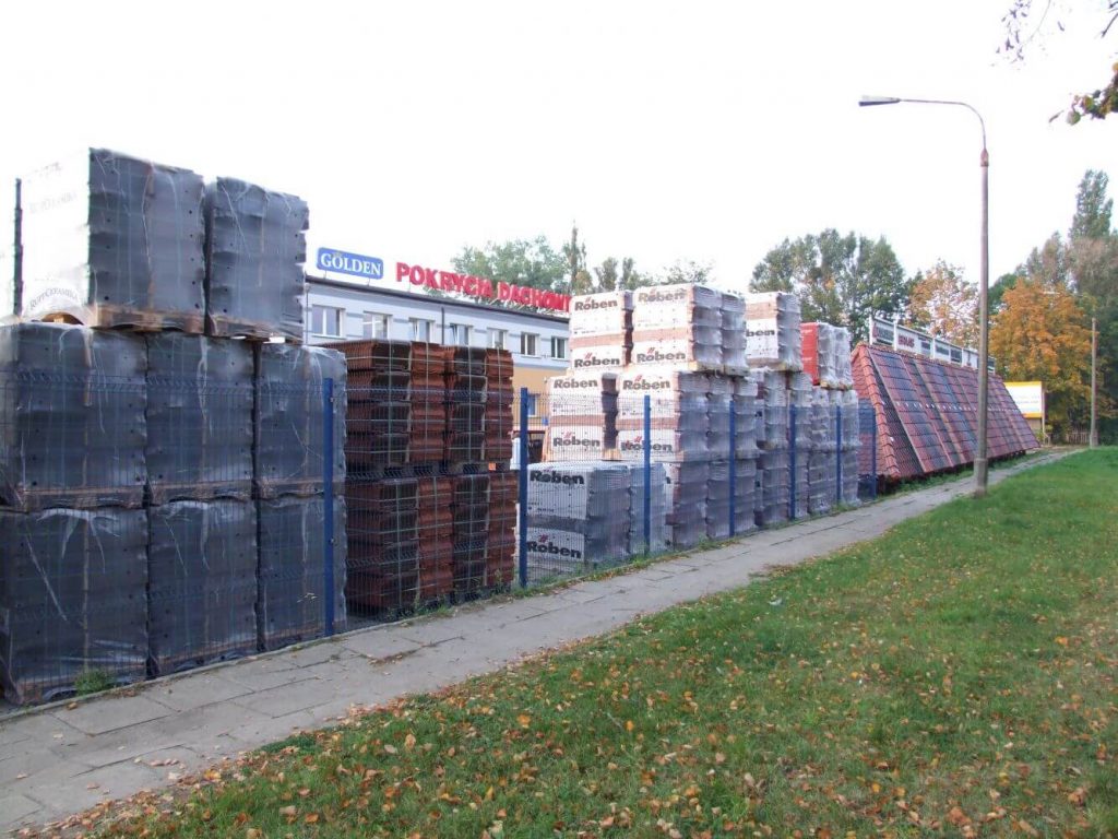 Zewnętrzny plac firmy Golden z ekspozycją i magazynem materiałów dachowych, okiennych i elewacyjnych dostępnych od ręki